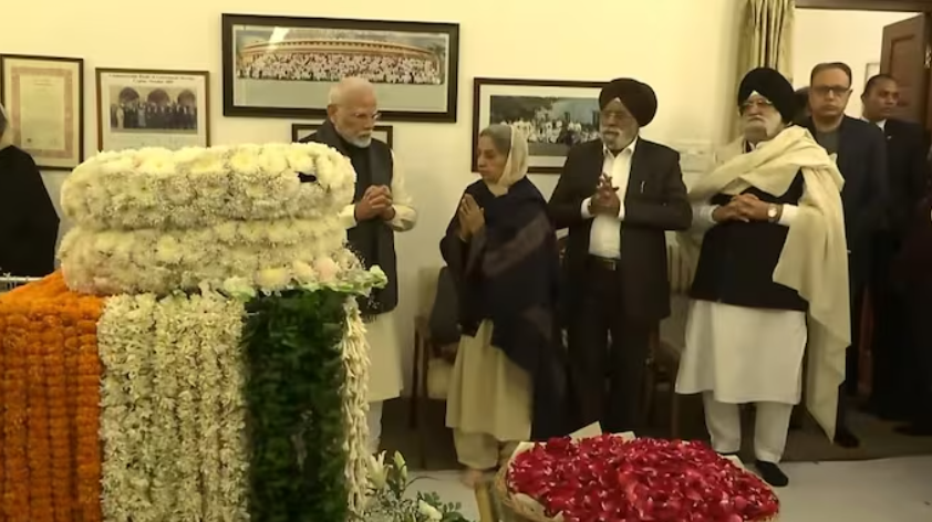 pm modi pays last respect to manmohan singh